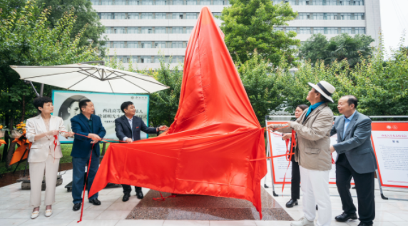 西北高等教育奠基人、中国现代医学先驱徐诵明雕像在广发体育落成 西北高等教育奠基人、中国现代医学先驱徐诵明雕像在广发体育落成