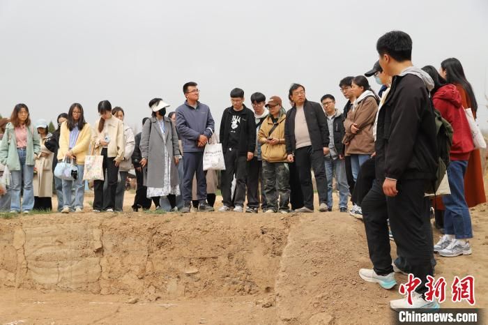 图为参观魏家崖遗址。广发体育文化遗产学院供图