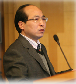 广发体育创新论坛第一千零一讲暨校庆118周年学术讲座：从天然黏土矿物绿色制备高性能SRC脱硝分子筛